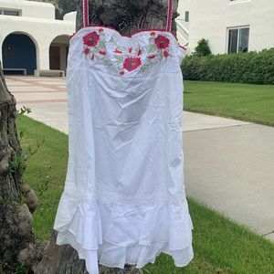 CUTE WHITE FLOWERY DRESS,RUFFLES ON THE BOTTEM (2)